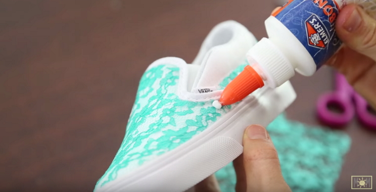 Avec un peu de colle et du tissu, relooker vos chaussures avec classe
