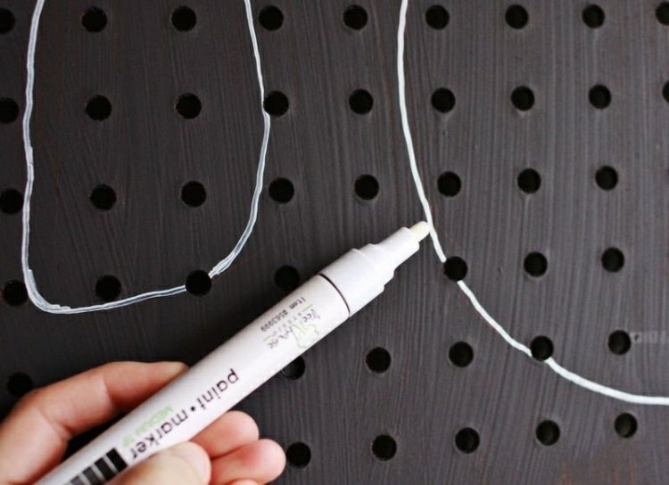 rangement-mural-cuisine-noir-perforé-fabrication-gros-plan