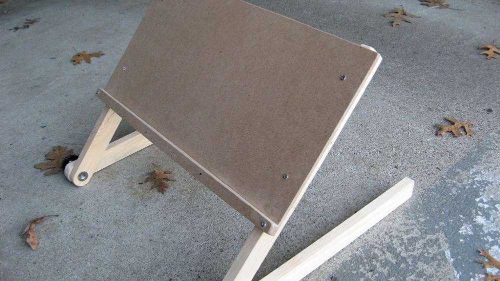 Source : Instructables.com/id/A-better-laptop-stand-for-bed/