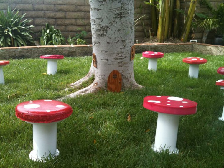 garden-party-avec-champignons-comme-tabourets