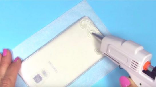 Avec votre pistolet à colle, découvrez comment créer une superbe coque