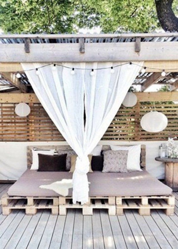 grand-lit-en-palette-terrasse-exterieur