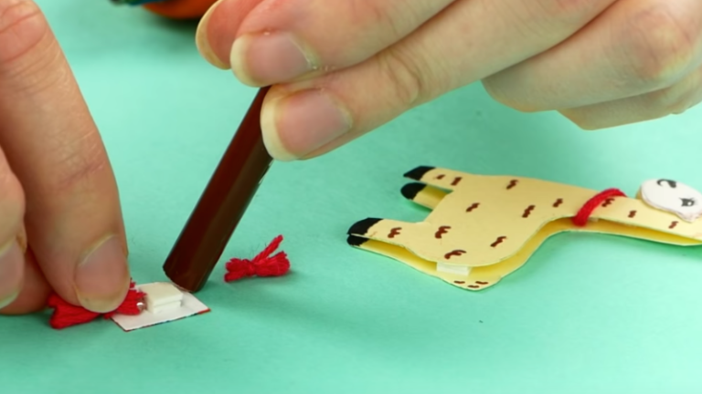 broche lama papier