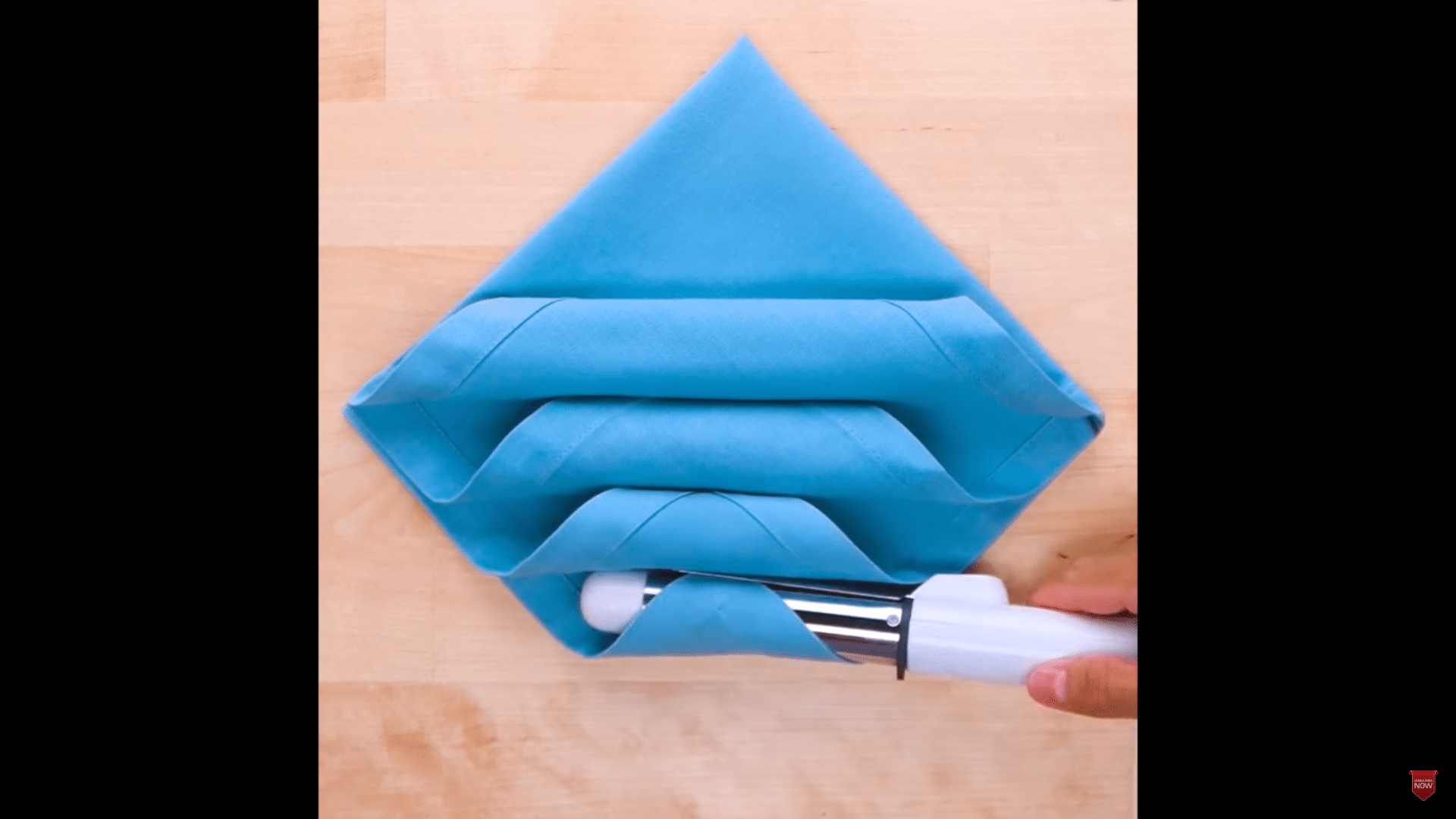 Serviette en forme de vague