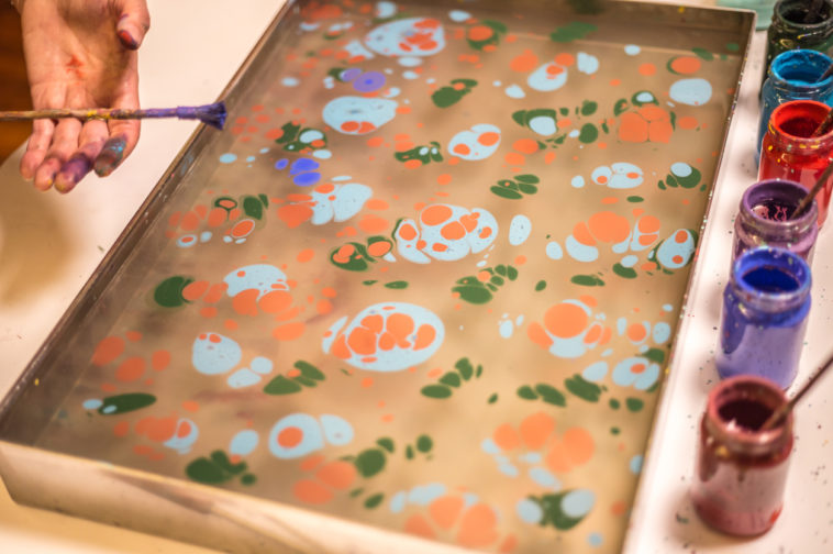 bac à eau avec encres