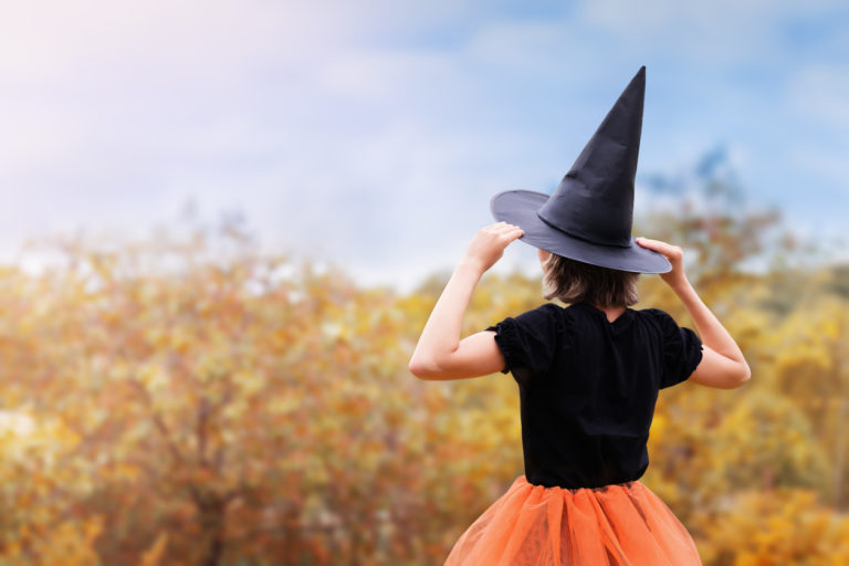 jeune femme avec un chapeau de sorcière