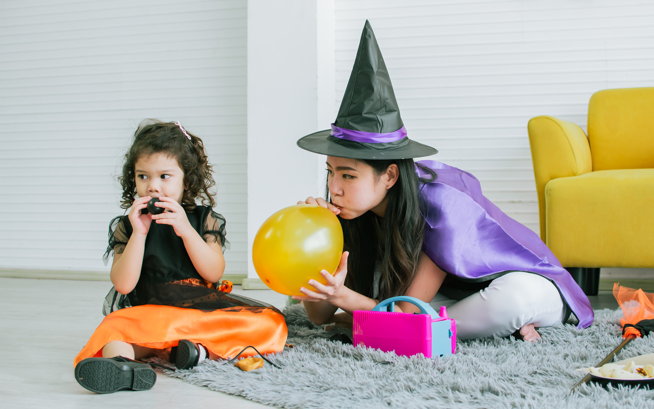 petite fille et sa maman qui gonflent des ballons