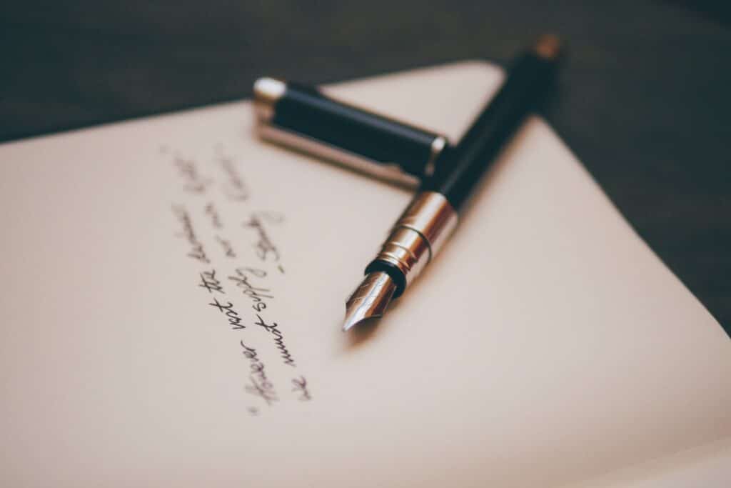stylo plus sur un cahier ouvert