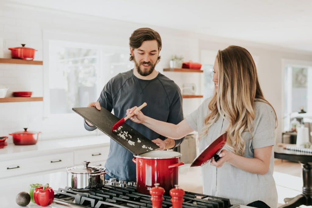 couple en train de cuisiner