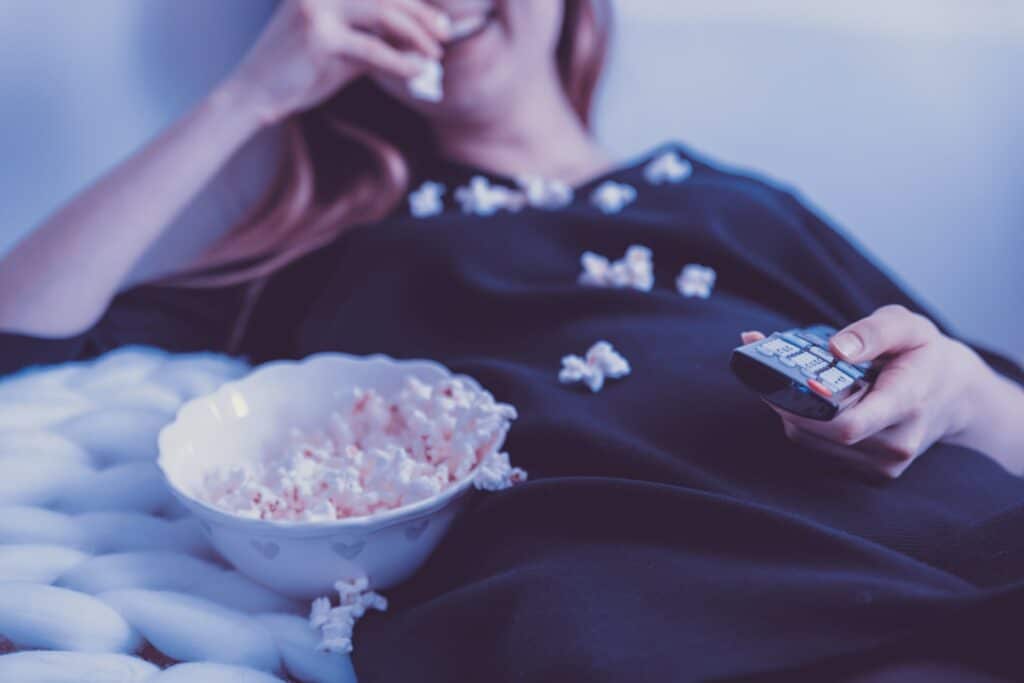 jeune femme en train de manger du pop corn