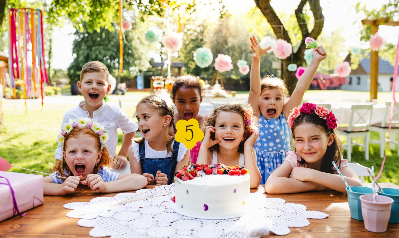 groupe d'enfants à un anniversaire