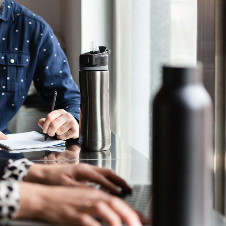 deux bouteilles posées sur un bureau