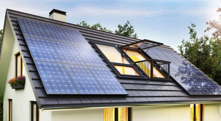 panneaux solaires sur le toit d'une maison