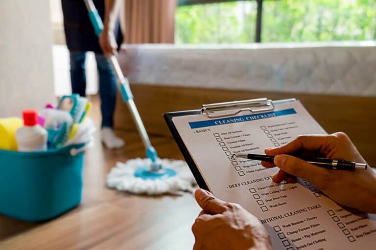 personne en train de faire une check liste pour le ménage