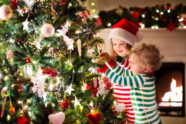 enfants en train de décorer un sapin