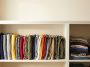 Ranger armoire vêtements astuce : le pliage vertical qui double la place disponible en 10 minutes