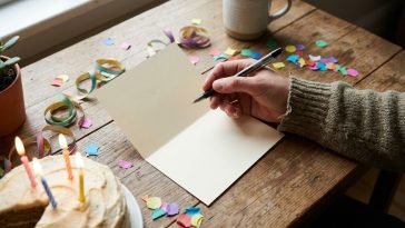 Citation anniversaire drôle : les répliques cultes qui font mouche à tout âge