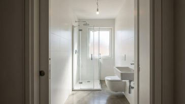 Douche gain de place petite salle de bain : le format 70x70 qui tient dans un couloir