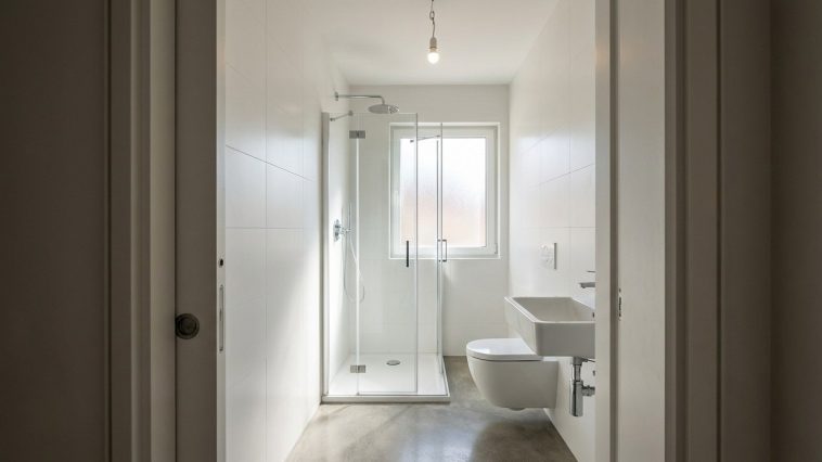 Douche gain de place petite salle de bain : le format 70x70 qui tient dans un couloir