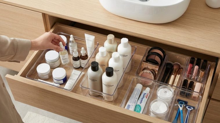 Organiser placard salle de bain : le système par catégories qui évite de tout renverser chaque matin