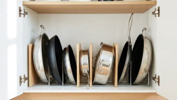 Ranger casseroles et poêles gain de place : la solution verticale que tout le monde copie en 2024