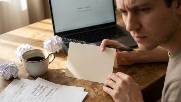 Texte anniversaire : la formule qui change selon l'âge, le lien et le ton (avec exemples)