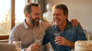 Texte anniversaire ami : le ton juste entre humour et sincérité, exemples à l'appui